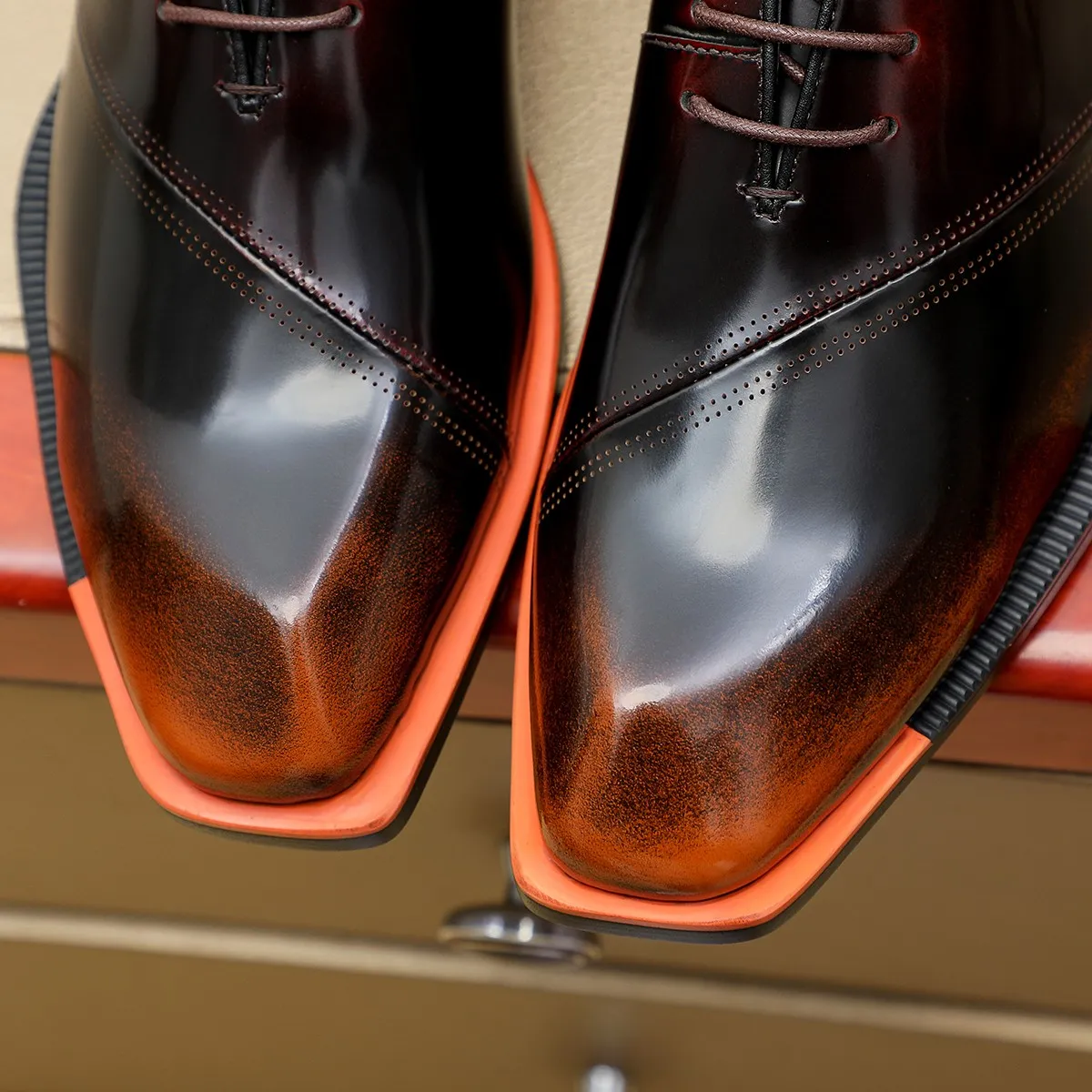 Men's shoes 💰620 💰 Louis Vuitton LV ® Autumn and Winter 🆕 models 🔛Full shoe counter First layer cowhide, 🐂leather lined casual shoes for men, super soft outsole, essential for driving. Counter synchronized original first layer cowhide completely 1:1 mold customization 🌹Top version, 2 colors available! Number: 38-45 (37.46. Customized)
